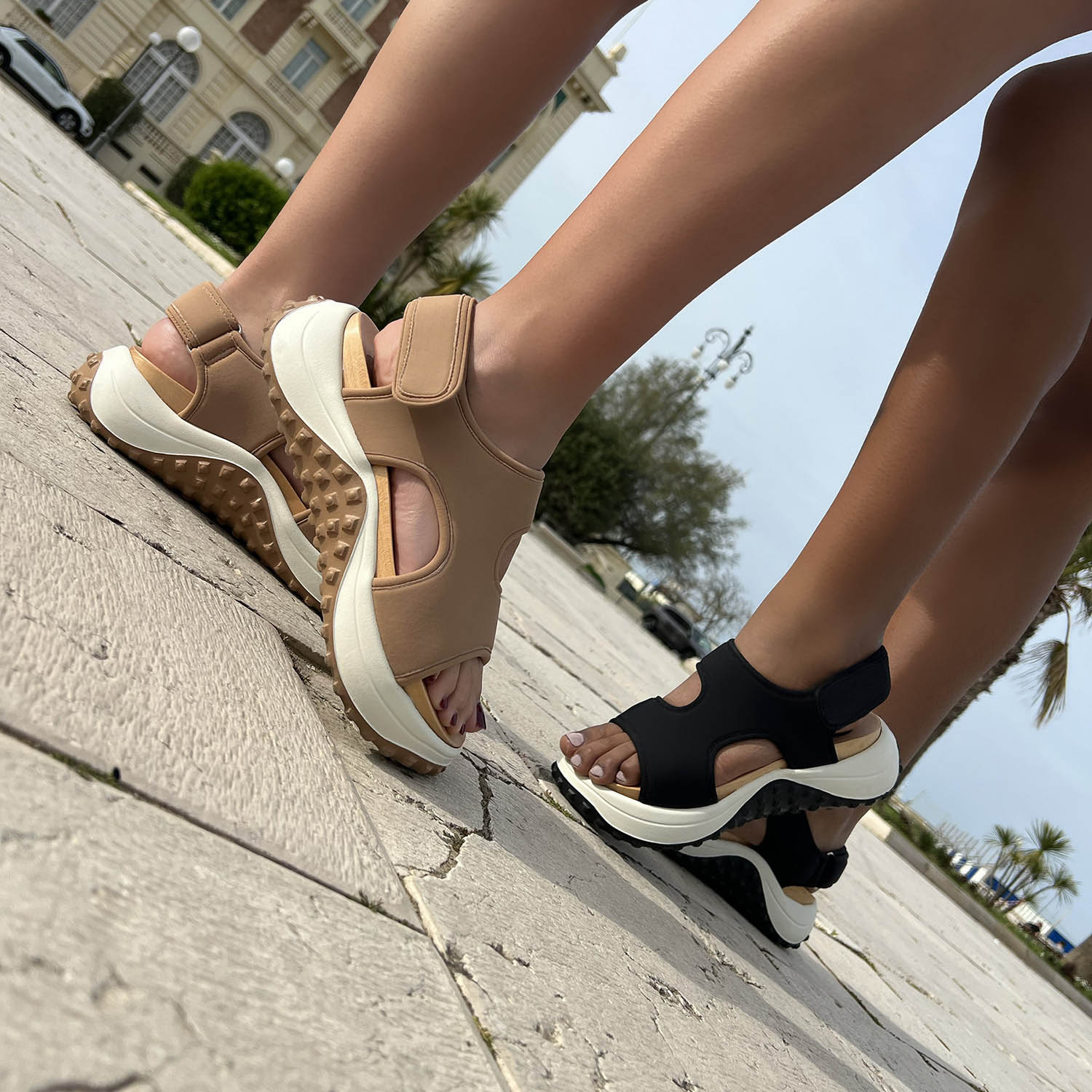 Woody1-sand-black-lifestyle