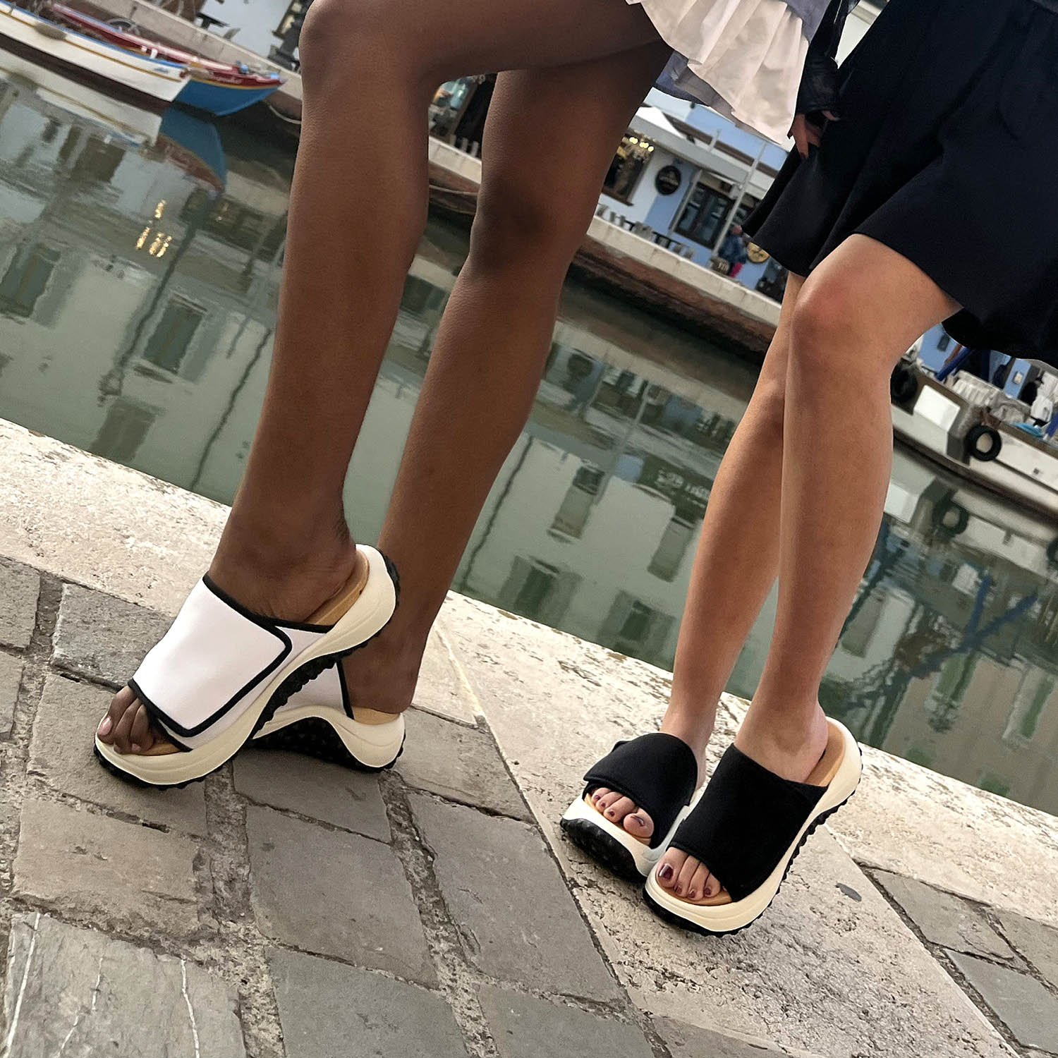 Woody3-white-black-lifestyle